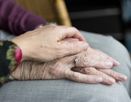 Són persones que desenvolupen tasques de cura continuades a persones dependents del seu entorn familiar.  Font: Pixabay