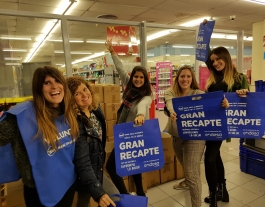 Voluntàries participen a la recollida d