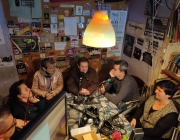 Membres de Ràdio Nikosia realitzant un programa de ràdio Font: Ràdio Nikosia