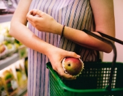 Una dona compra fruita al supermercat.  Font: PxHere