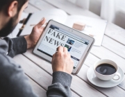 Es calcula que per al 2022 es consumiran més notícies falses que reals Font: memyselfaneye (Pixabay)
