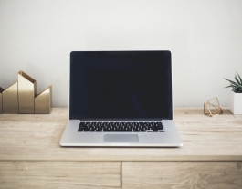 El text estableix que a les persones que teletreballin se’ls respecti el dret a la desconnexió digital . Font: Unsplash. Font: Font: Unsplash.