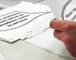 Persona llegint documents Font: 