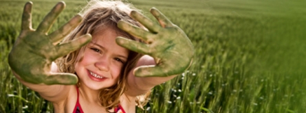 Nena amb mans verdes - Imatge de Fundación Iberdrola