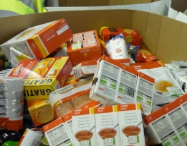 El banc dels aliments recull menjar de primera necessitat. Font: 