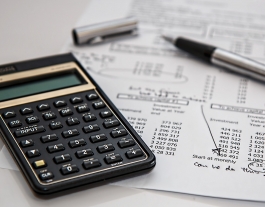 Calculadora i registres comptables (font:pixabay.com)