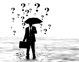 Imatge senyor amb paraigües per una pluja de preguntes. Font: Pixabay