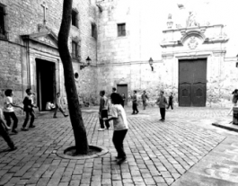 Nens jugant a la Plaça Sant Felip Neri. Font: Blog Jordi Peñarroja Font: 