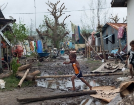 Nens de Vanuatu corrent després del pas del cicló Font: UNICEF Pacific/ Humans for Vanuatu Font: 