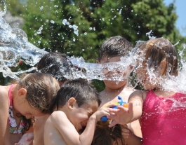 Infants jugant amb aigua. Font: web Fundesplai Font: 