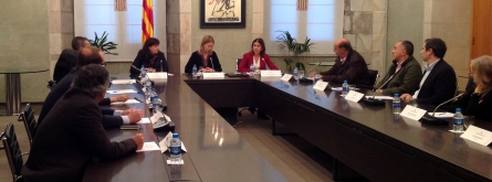 Imatge de la vicepresidenta amb els signants del codi de bones pràctiques. Font: web gencat.cat Font: 