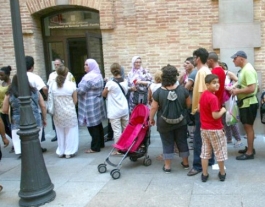 Persones fent cua per tramitar la RMI. Font: web tercersector.cat Font: 