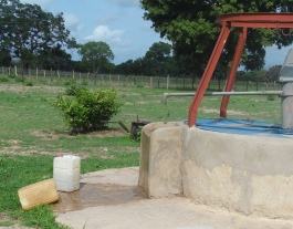 Pou d'aigua al poblat Sare Sambayel del Senegal. Font: Facebook Font: 