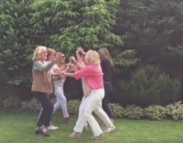 Frame d'un dels reptes creats per #CadenaDeSaludos. Font: Youtube