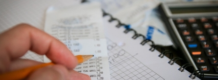Comptes, calculadora i bolígraf Font: Pixabay