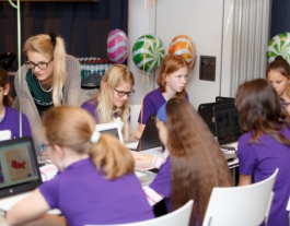 Grup de noies aprenent a programar Font: Europe Code Week