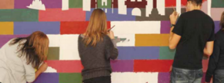 Joves fent un mural