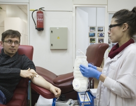 Un jove que acaba de donar sang Font: Taula d'entitats del Tercer Sector