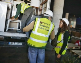 Recollint el material sobrant del MWC, en el marc del programa 'Donation Room' Font: Ajuntament de Barcelona