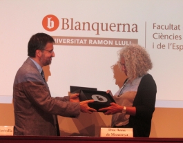 La Begonya Gasch, directora general d’El Llindar, recull el premi Blanquerna Educació 2018. Font: Fundació El Llindar