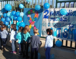 Infants celebrant el Dia mundial de conscienciació sobre l'autisme Font: Conexión Autismo