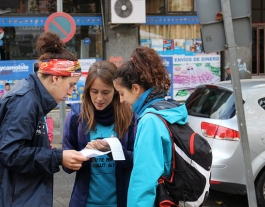 Participants a la Cursa d'Orientació Solidària mirant el mapa. Font: Fundació Salut Alta