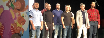 Els membres de Barcelona Gay Men's Chorus van amenitzar l'acte de presentació de la campanya de recollida de joguines.  Font: Creu Roja