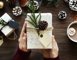 Tot tipus de regals que donen l'oportunitat de ser solidari per una bona causa. Font: Unsplash. Font: Font: Unsplash.