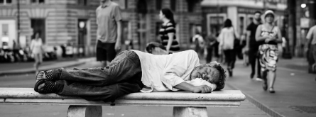 Una persona que ha viscut al ras a Barcelona viu una mitjana de 20 anys menys que qualsevol altre veí o veïna de la ciutat. Font: Unsplash. Font: Font: Unsplash.