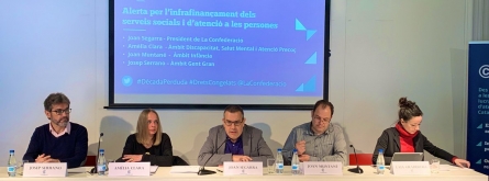 Membres de La Confederació a la roda de premsa en què han denunciat la manca de finançament dels serveis socials.  Font: Esclat Grup Social