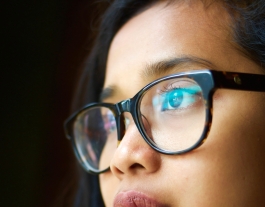 Una noia jove estrena les seves noves ulleres. Font: Good Free Photos