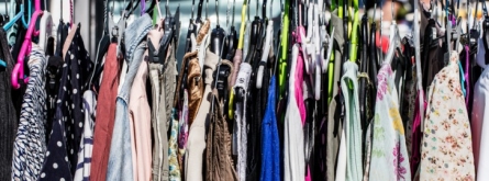 Un dels projectes de Som del barri consisteix a reciclar roba. Font: Oxfam Intermón