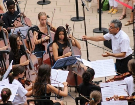 Pablo González és el fundador de l'associació Vozes, que ofereix formació musical gratuïta a joves i infants amb dificultats econòmiques. Font: Associació Vozes