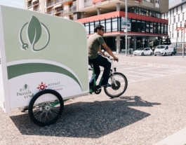 Voluntari en el servei de missatgeria sostenible d'Ecosol Girona. Font: Xarxanet