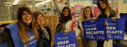 Voluntàries participen a la recollida d'aliments de la 10a edició. Font: Gran Recapte