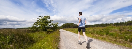 Des dels darrers anys, una de les formes més habituals de col·laborar amb La Marató de TV3 és participant en actes esportius. Font: Unsplash. Font: Font: Unsplash.