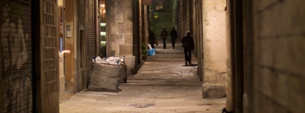 Carrer fosc a la nit, poc transitat. Font: Wikimedia Commons