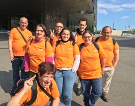Grup d'usuaris de l'entitat que aporten el seu granet de sorra fent voluntariat. Font: Som - Fundació Catalana Tutelar