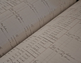 Actualment la comptabilitat d'una entitat es fa totalment digital. Imatge d'Alexander Baxevanis. Llicència d'ús CC BY 2.0 Font: Alexander Baxevanis. Llicència d'ús CC BY 2.0
