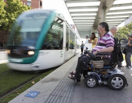 Una persona amb cadira de rodes esperant el tramvia per desplaçar-se. Font: ECOM