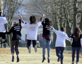 El programa pretén obrir noves oportunitats per a joves per a desenvolupar activitats de voluntariat relacionades amb la solidaritat. Font: European Solidarity Corps