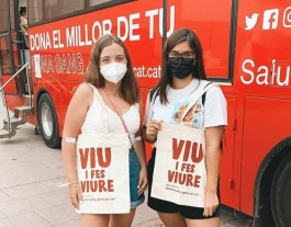 Les i els donants reben aquest estiu una bossa amb el lema 'Viu i fes viure' i un quadern d’activitats relacionades amb la donació. Font: Banc de Sang i Teixits