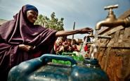 Dona d'Etiòpia utilitzant un banc d'aigua. Font: WorldCoo - Intermón  
Oxfam