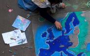 Infant dibuixant el mapa d'Europa. Font: Facebook de la Comissió Europea