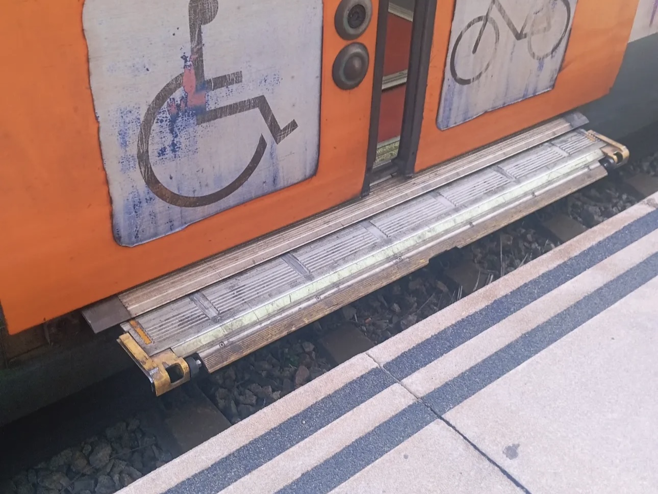 Distància entre l'andana i la rampa en una estació de Rodalies.