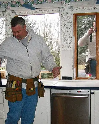 Arreglant una casa. Font: skeggy (Flickr) Arreglant una casa. Font: skeggy (Flickr)