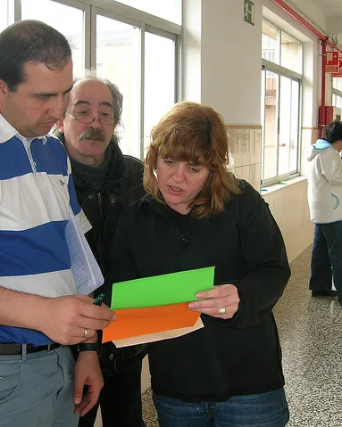Persones amb discapacitat mirant una documentació en un centre educatiu