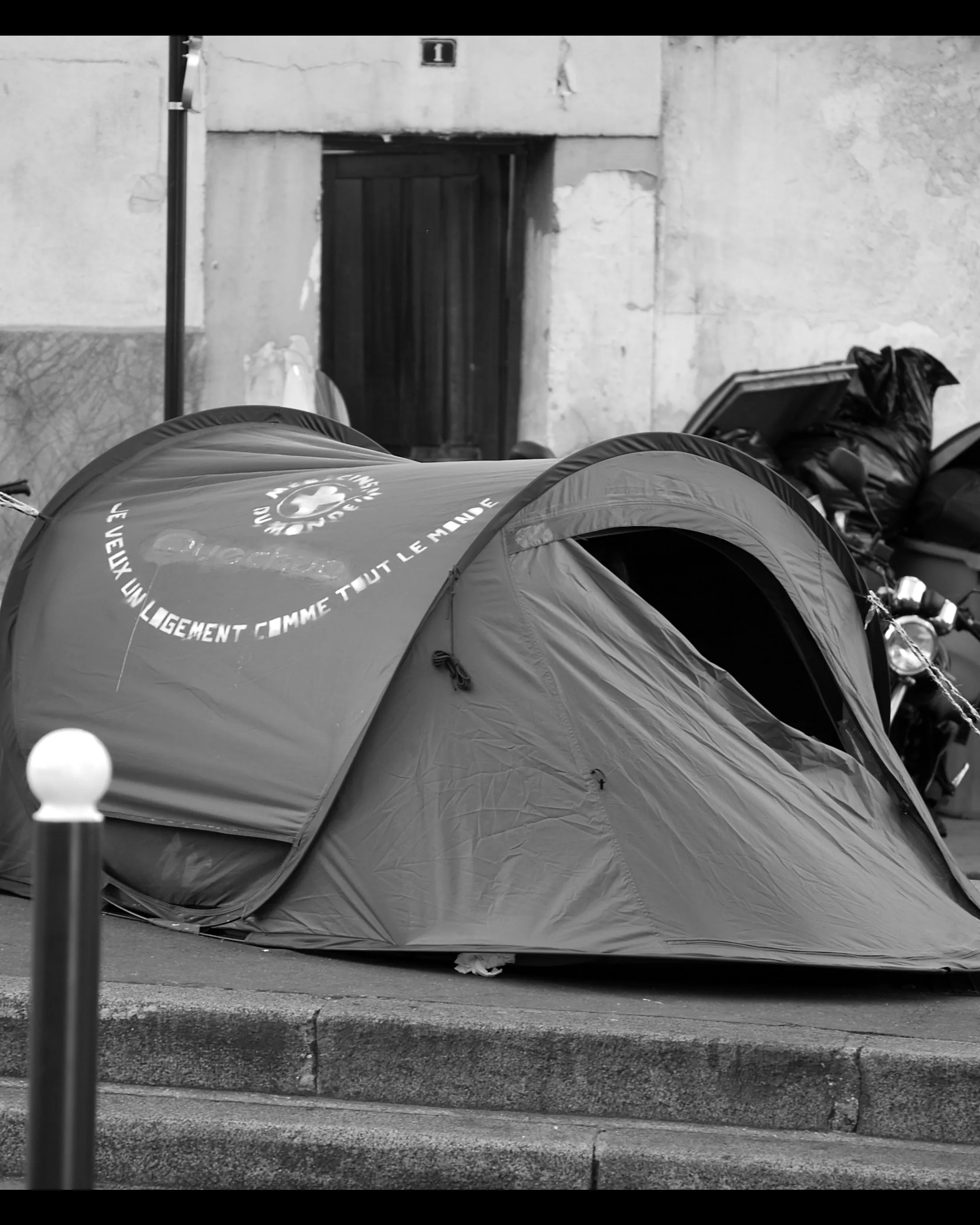 Tenda de campanya al mig del carrer_I .. C .. U_Flickr Tenda de campanya al mig del carrer_I .. C .. U_Flickr