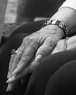 Mans d'una àvia (Flickr)