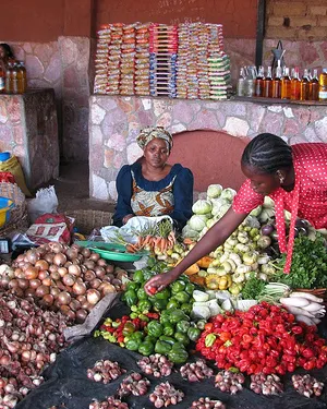 Persones venent productes alimentaris. Blog: Esther Vives